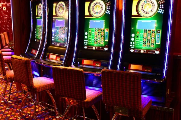 Live Baccarat dealer and card table on deliwin streaming
